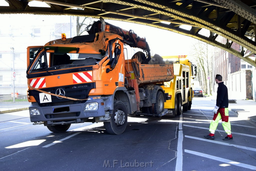 LKW blieb unter Bruecke haengen Koeln Deutz Deutz Muelheimerstr P159.JPG - Miklos Laubert